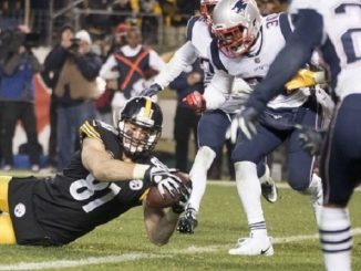 Jesse James, TE for Steelers, reaches for touchdown vs Patriots.