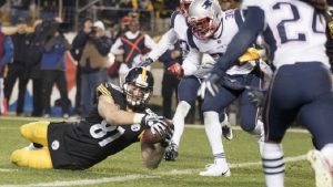 Jesse James, TE for Steelers, reaches for touchdown vs Patriots.