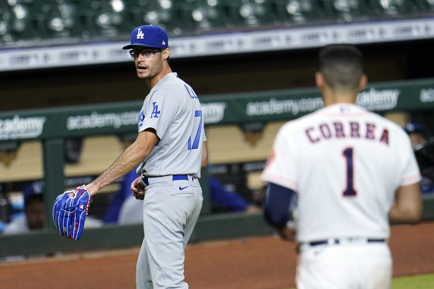Read more about the article Dodgers and Astros clear benches after Joe Kelly punks Correa